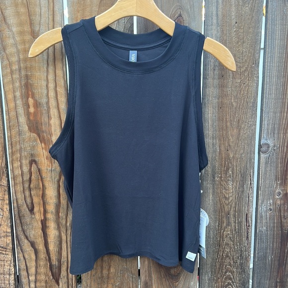 Vuori Tops - NWT Vuori energy top.🖤
